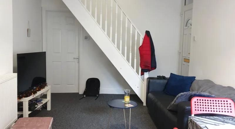 Charming  2 Bed Terraced House // AUG 2026 - Image 2